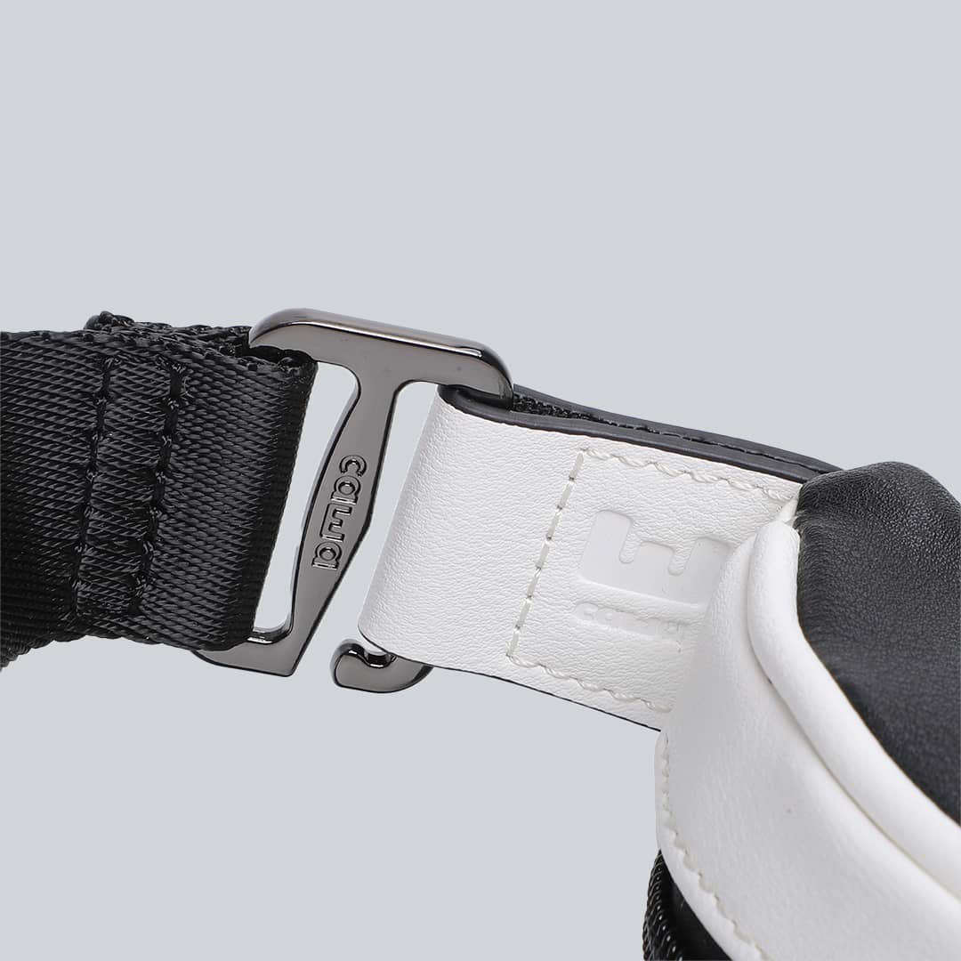 Detachable black straps of La Sacha Panda, the black and white streetwear bum bag from cawa.me