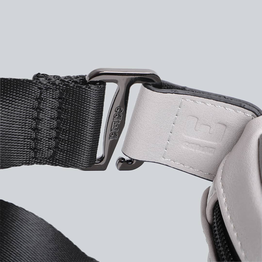 Detachable black straps of La Sacha Stone, the gray and white streetwear bum bag from cawa.me