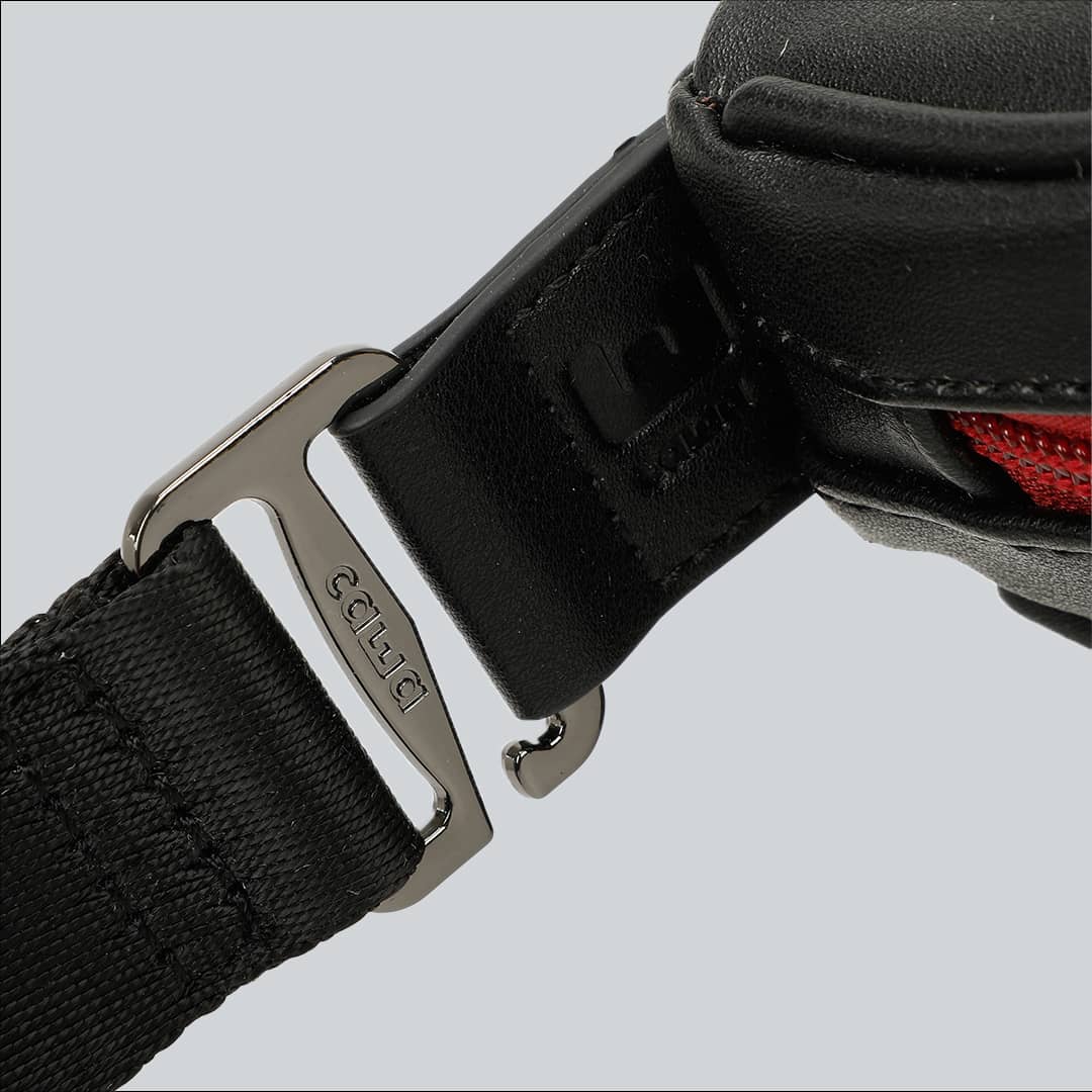 Detachable black straps of La Sacha Black Red, the black streetwear bum bag from cawa.me