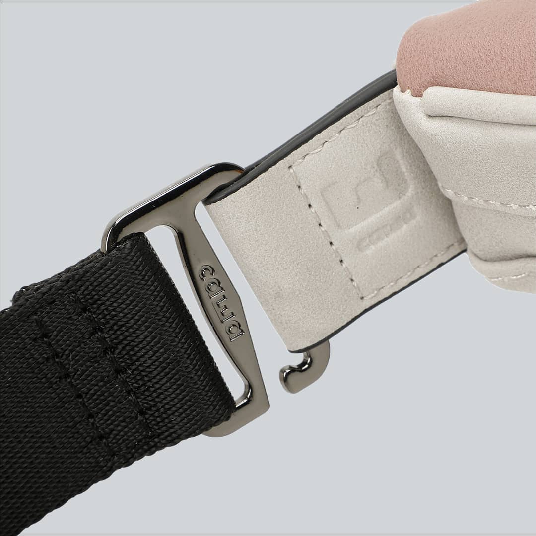 Detachable black straps of La Sacha Granit, the white streetwear bum bag from cawa.me