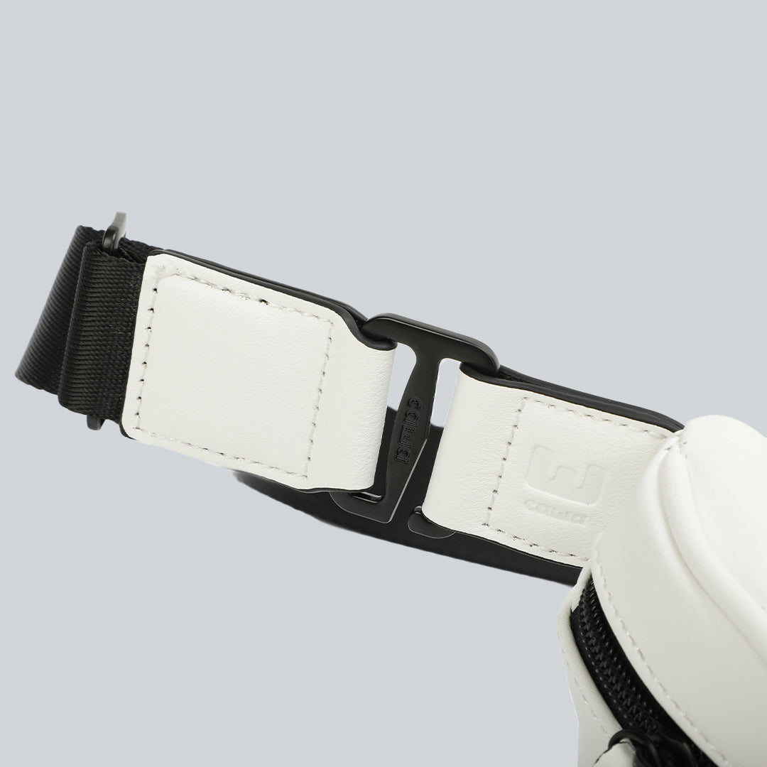 Detachable black straps of La Sacha Original, the white streetwear bum bag from cawa.me