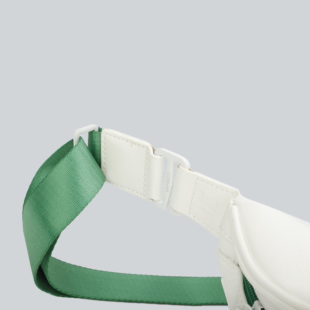 Detachable green straps of La Sacha Classic Green, the white streetwear bum bag from cawa.me